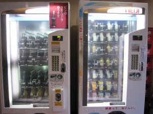 水沼駅温泉センター 自動販売機 瓶のコカ・コーラが泣かせます