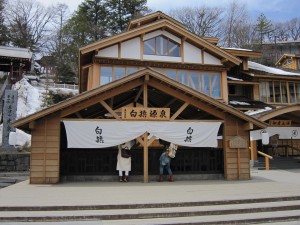草津温泉 白旗源泉 後ろに御座乃湯があります