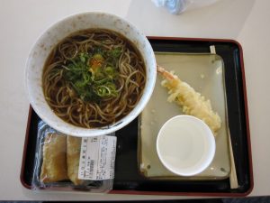 かけそば えび天ぷら いなり寿司 羽田空港第二旅客ターミナルにて