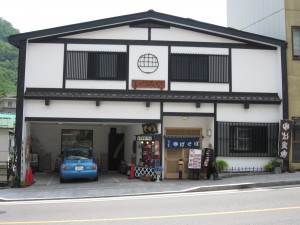 ゆばそば いづみや 店舗 西参道バス亭の近くにあります