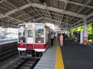 東武日光線 東武日光駅 1・2番ホーム 主に普通列車が発着します 下今市行きが停車中