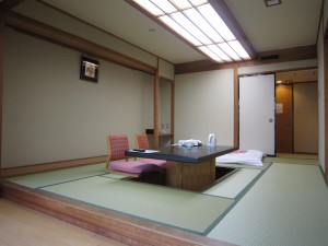 日光グランドホテル ほのかな宿 樹林 和室 室内 掘りごたつのような机です