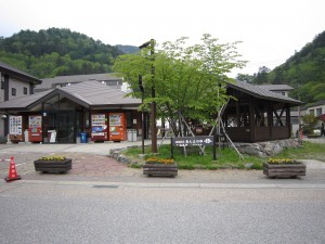 日光湯元温泉 あんよのゆ 建物 左側が公衆トイレ、右側が足湯です