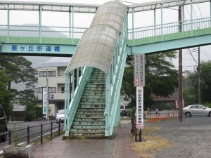 鬼怒川温泉 鬼怒川公園岩風呂 この歩道橋を昇って右に行きます