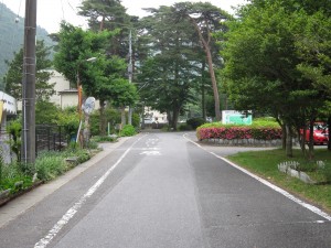 鬼怒川温泉 鬼怒川公園岩風呂 右に曲がって駐車場を通ります