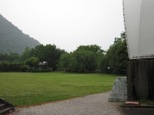 鬼怒川温泉 鬼怒川公園岩風呂 野外ステージと芝生を突っ切ります