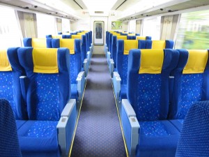 東武鬼怒川線 特急スペーシアきぬ 日光詣号 車内 枕カバーが黄色いのが特徴です 鬼怒川温泉駅にて撮影