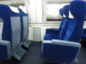 東武鬼怒川線 特急スペーシアきぬ シート フットレストがついているのが特徴です 浅草駅で撮影
