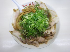 萬福ラーメン 特製ラーメン 九条ねぎとチャーシューがいっぱい載っているのが特徴です