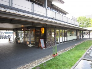 居酒屋かわばた屋 東山方向から