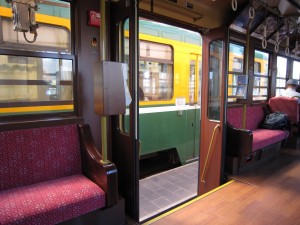 鹿児島市交通局 101型 観光電車 車内 折りたためる座席があります