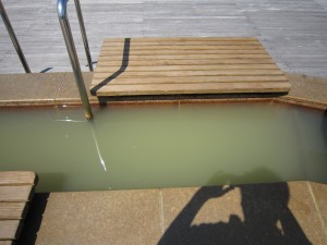 溶岩なぎさ公園 お湯はナトリウムー塩化物強塩線で、茶色い色をしています