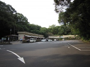 城山公園 駐車場 お土産物屋さんが立ち並びます