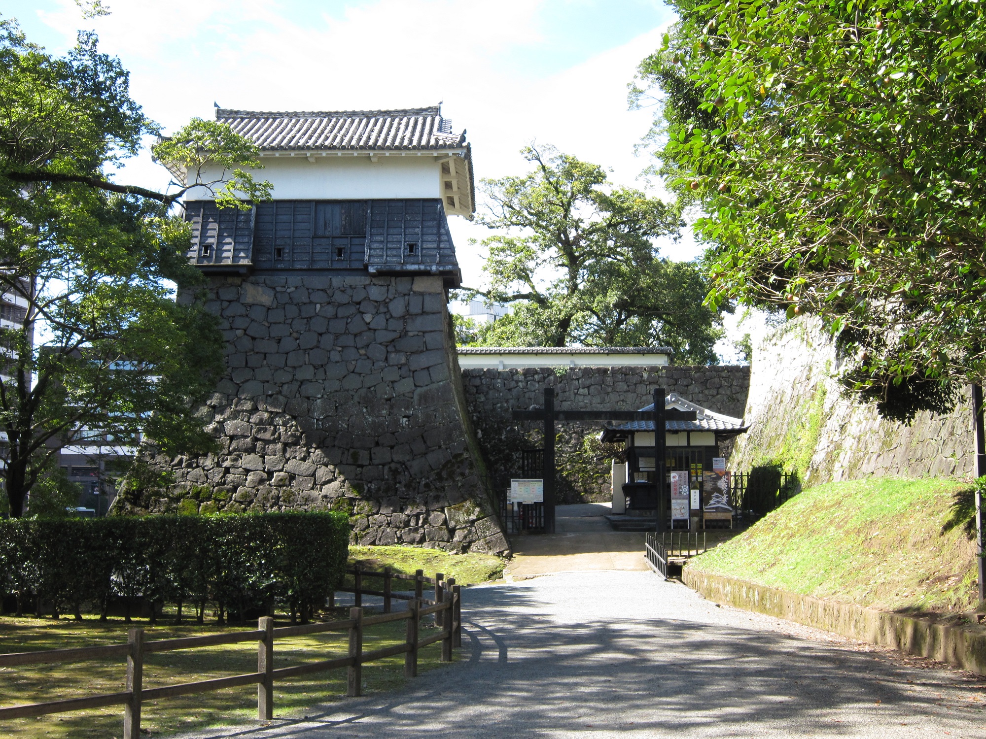 熊本城 須戸口門 熊本城・市役所前電停からの入口