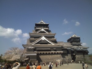 熊本城 前回行った時の天守閣 桜がきれいでした