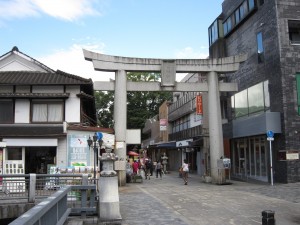 水前寺成趣園 入口に出水神社の大鳥居が建っています