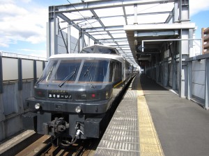 JR豊肥本線 新水前寺駅 ホーム キハ183系あそぼーい!が止まっていました