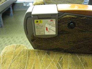 JR西日本 九州新幹線 N700系 シートについているボトルホルダー
