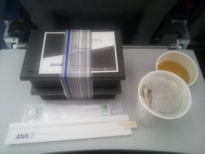 プレミアムクラスのお食事 鹿児島-羽田 重箱がプラスチック製になっていました