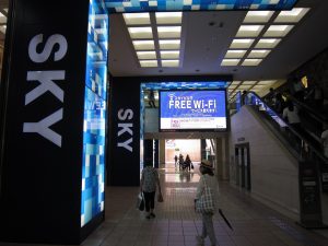 横浜 SKY スカイビル 地下1階 エントランス 1階にY-CATがあります