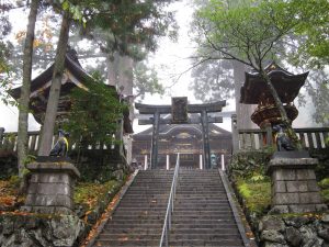 秩父 三峯神社 拝殿への石段と青銅の鳥居