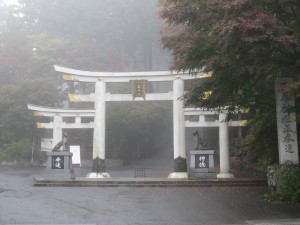 秩父 三峯神社 参道 三つ柱鳥居