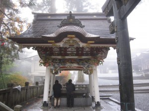 秩父 三峯神社 手洗い所 白がベースですがかなりカラフルです