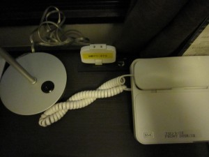 京都タワーホテル シングル デスクのコンセントと有線インターネット接続端子