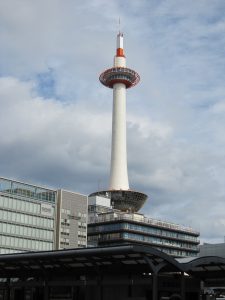 京都タワー 京都駅烏丸口西側から撮影