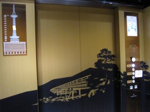 京都タワー 展望台行きエレベータ