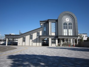 東武小泉線 館林駅 西口 跨線橋と駅前ロータリー