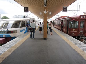 富士急行線 富士山駅 (旧:富士吉田駅) ホーム 左にフジサン特急、右に富士登山電車が止まっています