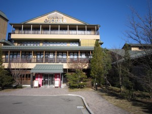 ふじやま温泉 建物 大浴場は右側にあります