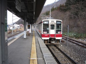 会津鉄道線 会津高原尾瀬口駅 ホームと会津田島行きの電車