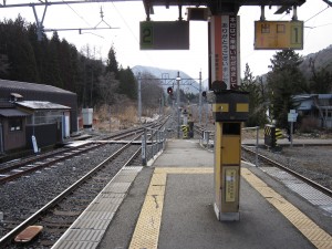 会津鉄道線 会津高原尾瀬口駅 ホームと駅舎を結ぶ踏切