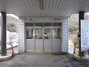 会津鉄道線 会津高原尾瀬口駅 会津高原駅プラザ 憩の家への連絡通路 この先にバス・タクシー乗り場があります