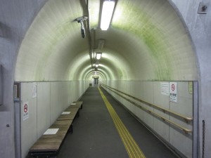 野岩鉄道 湯西川温泉駅 改札口とホームを結ぶエレベーター