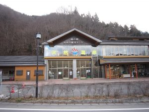 道の駅 湯西川 湯の郷 湯西川観光センター 建物 野岩鉄道の湯西川温泉駅が併設されています