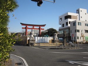 鶴岡八幡宮 参道 バリケードがあって中に入れなくなっていました