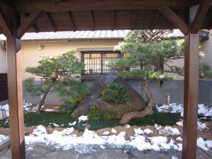 前野原温泉 さやの湯処 玄関横の庭園