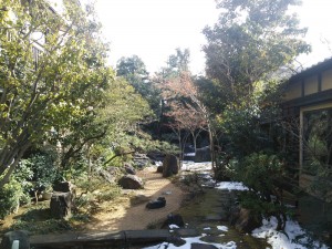 前野原温泉 さやの湯処 渡り廊下から見た中庭
