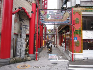長崎新地中華街 町の中 中華街らしく赤が基調です