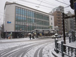 大雪の長崎市内 思惑橋電停にて