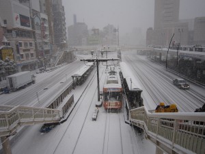 大雪の長崎市内 長崎駅前電停にて