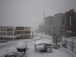 大雪の長崎市内 長崎駅前歩道橋にて