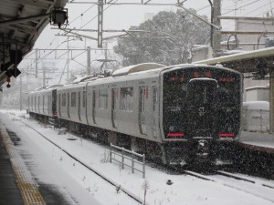 JR九州 817系 大雪の長崎駅にて