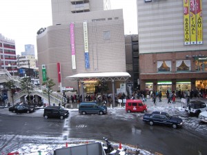 JR長崎本線 長崎駅 列車を待つ人は駅に入りきらず、長い行列が