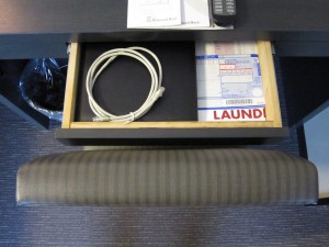 リッチモンドホテル 長崎思案橋 ツインルーム デスクの引き出しの中身 LANケーブルが入っています