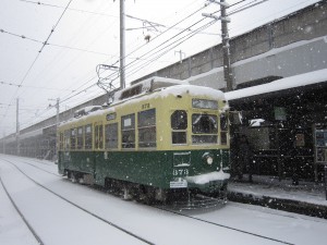 長崎電気軌道 370型 大雪の長崎市内 松山町電停にて