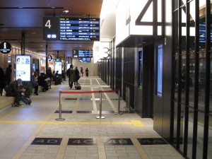 西鉄天神高速バスターミナル 乗り場 発車案内に従ってレーンに並びます
